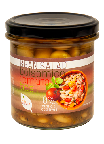 White bean salad with balsamic vinegar, tomato and basil